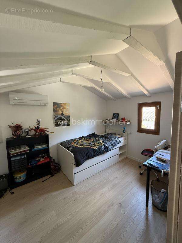 Propriété d'Exception - Quartier Résidentiel de PÉLISSANNE (DEPT13) - Villa Type 8 - 170 m2 - Terrain Arboré,Sécurisé - 1500M2 - - photo 18
