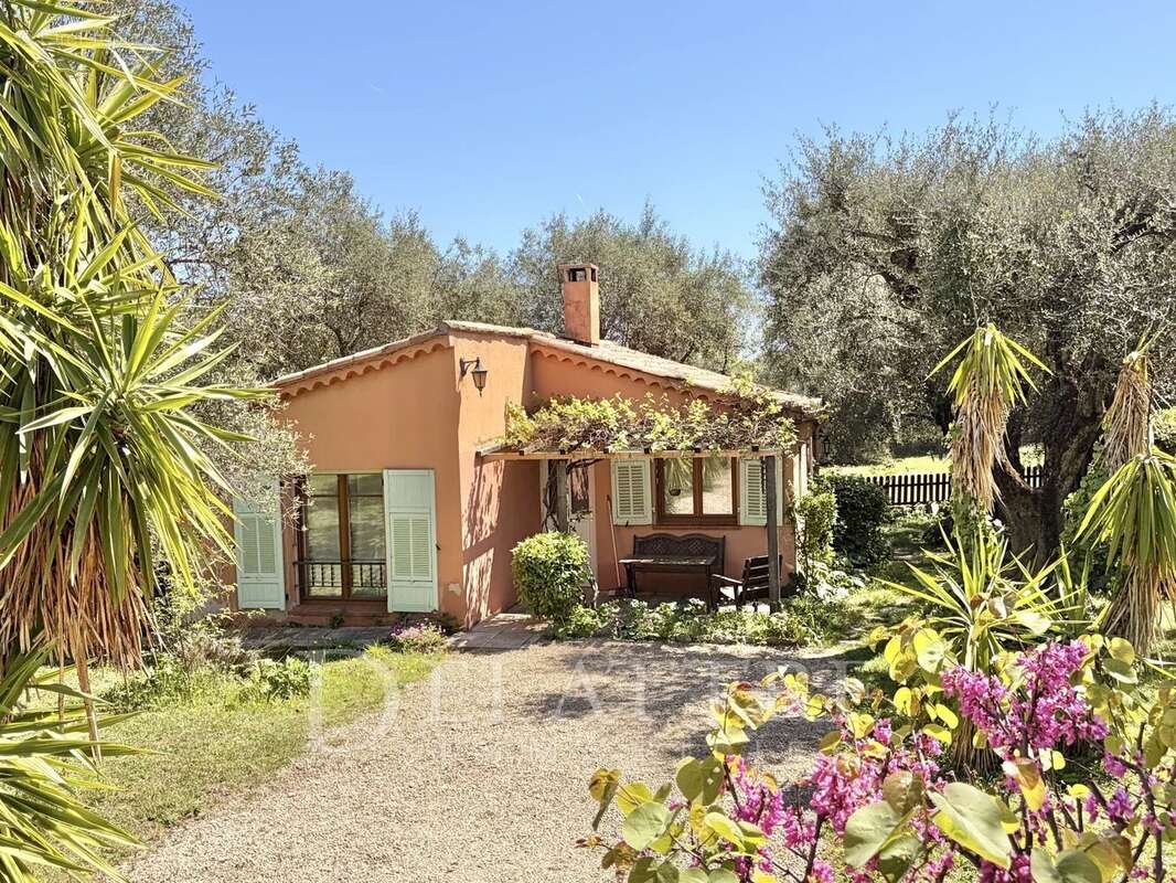 Maison à CHATEAUNEUF-GRASSE
