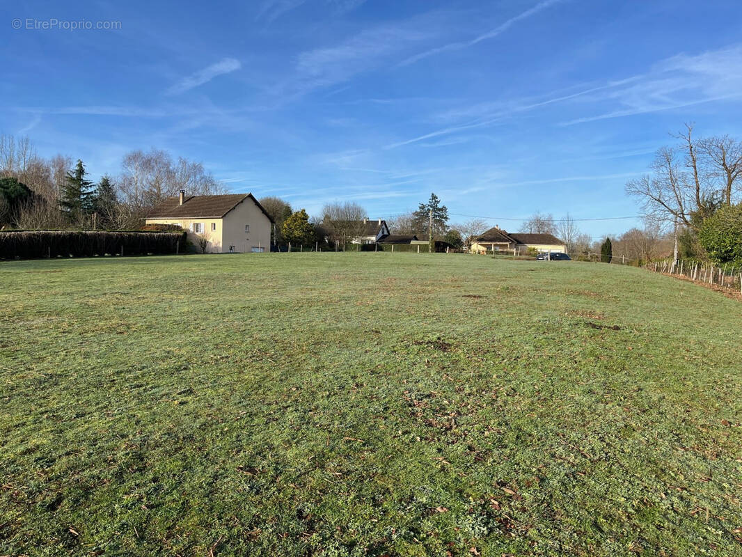 Terrain à SAINT-YRIEIX-LA-PERCHE