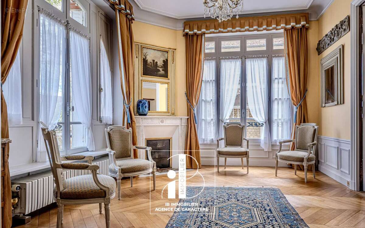 Maison à FONTAINEBLEAU