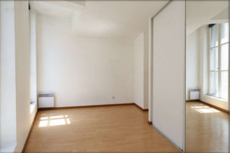 Dpt Bouches du Rhône (13), à vendre MARSEILLE 1er ARRONDISSEMENT appartement T3 de 60 m² - photo 5