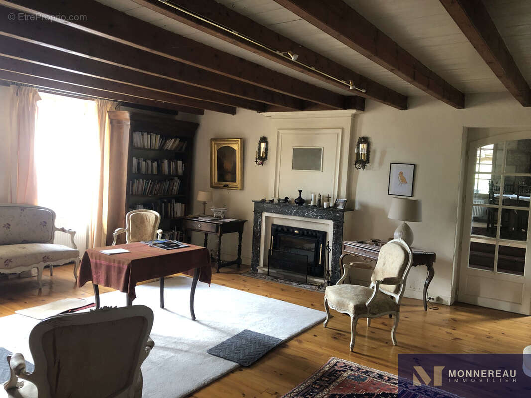 Maison à BARBEZIEUX-SAINT-HILAIRE