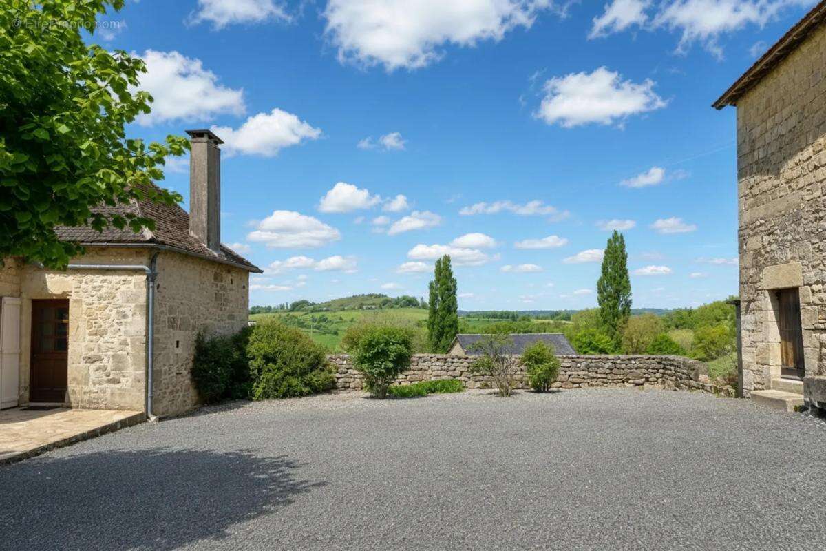 Maison en pierre avec étang et vastes dépendances - photo 20