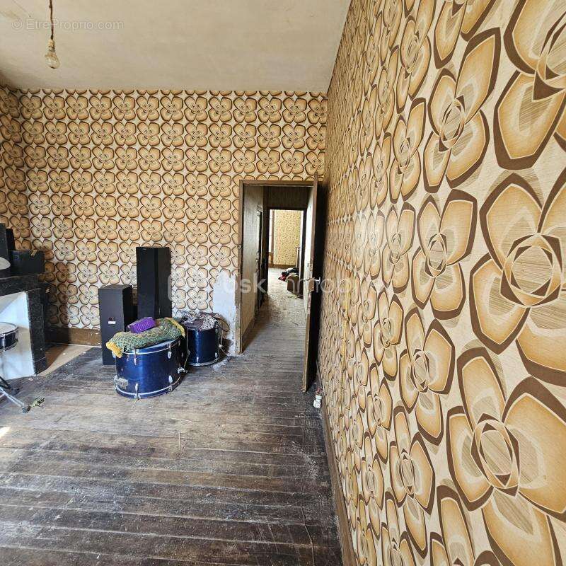 FLEURANCE — CŒUR DE VILLE Maison de ville de 114m2 traversante avec cour et appentis — A rénover. Fort potentiel - photo 14