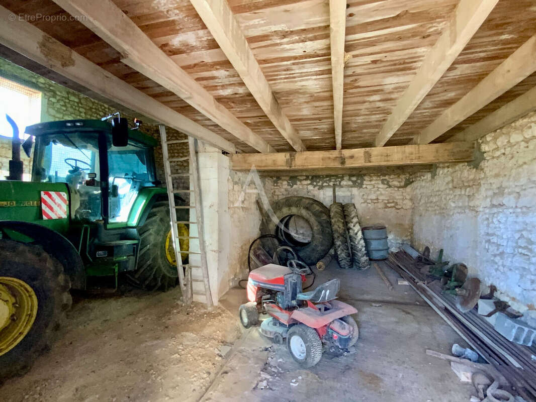 Maison à SAINT-GENIS-DE-SAINTONGE