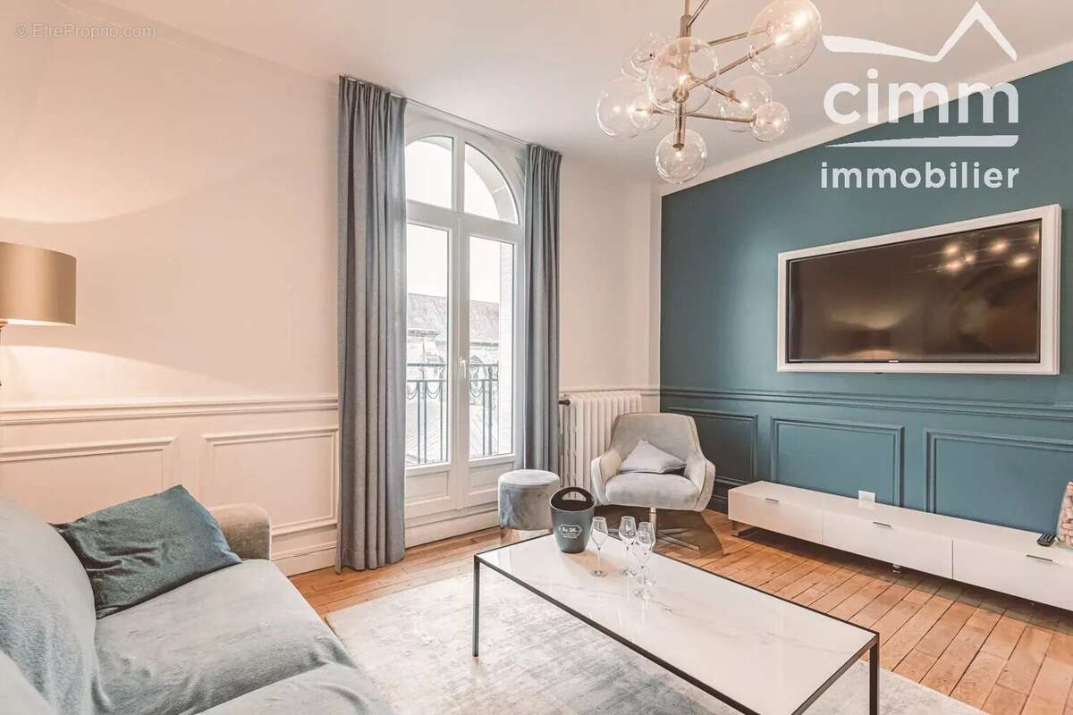 REIMS CENTRE - Appartement de caractère de avec balcon dominant la Place d'Erlon - photo 3