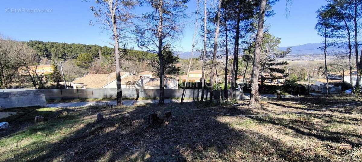 Terrain à LA ROQUE-D&#039;ANTHERON