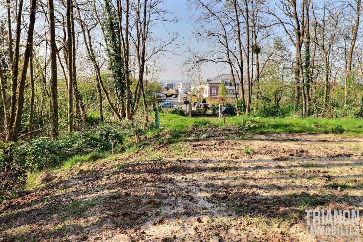 Terrain à LES CLAYES-SOUS-BOIS