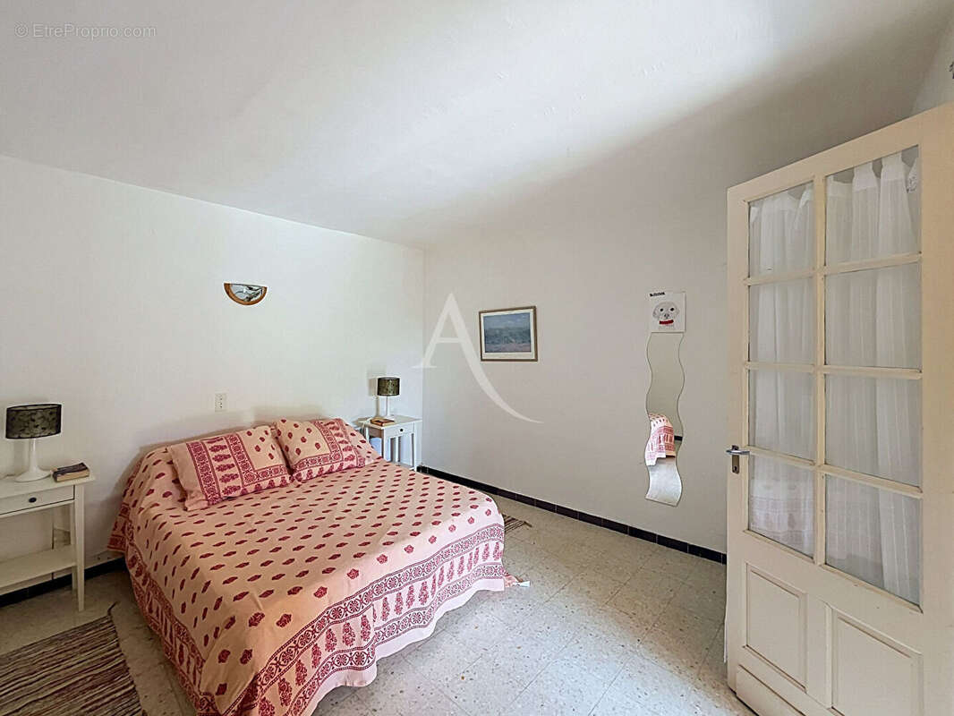 Maison familiale de 4 chambres avec piscine, jolie vue dégagée et 5 766m² de terrain. - photo 9