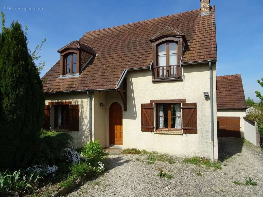 Maison à VENEUX-LES-SABLONS