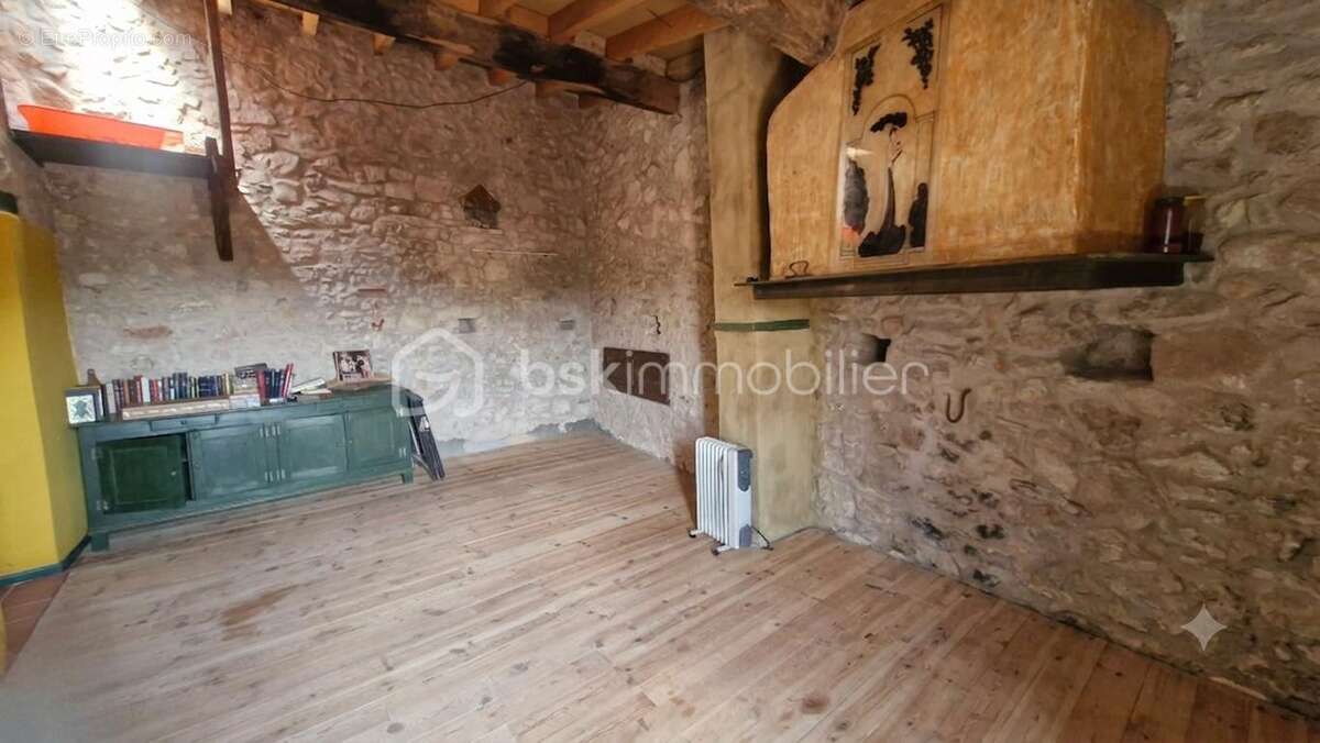 Maison de Village Authentique – 212m² de surface utile : 106 m² habitables + 106 m² à exploiter !!! - photo 8