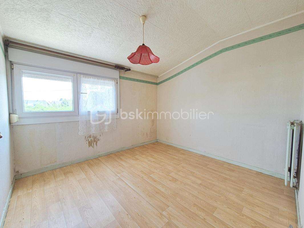 Maison semi-individuelle avec jardin arboré et garage, à rénover selon vos envies ! - photo 5