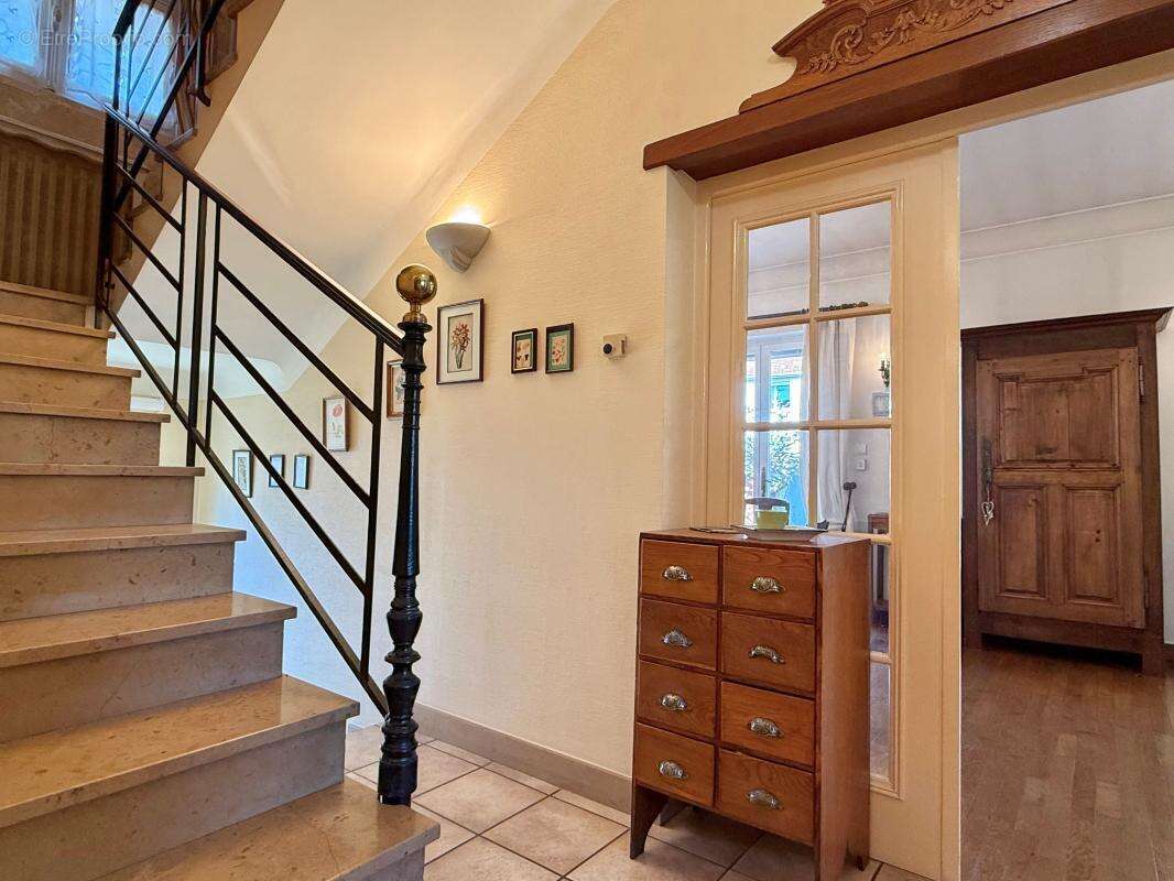 Maison à Vendre CHENOVE, 3 chambres, sous-sol complet, garage extérieur - photo 7