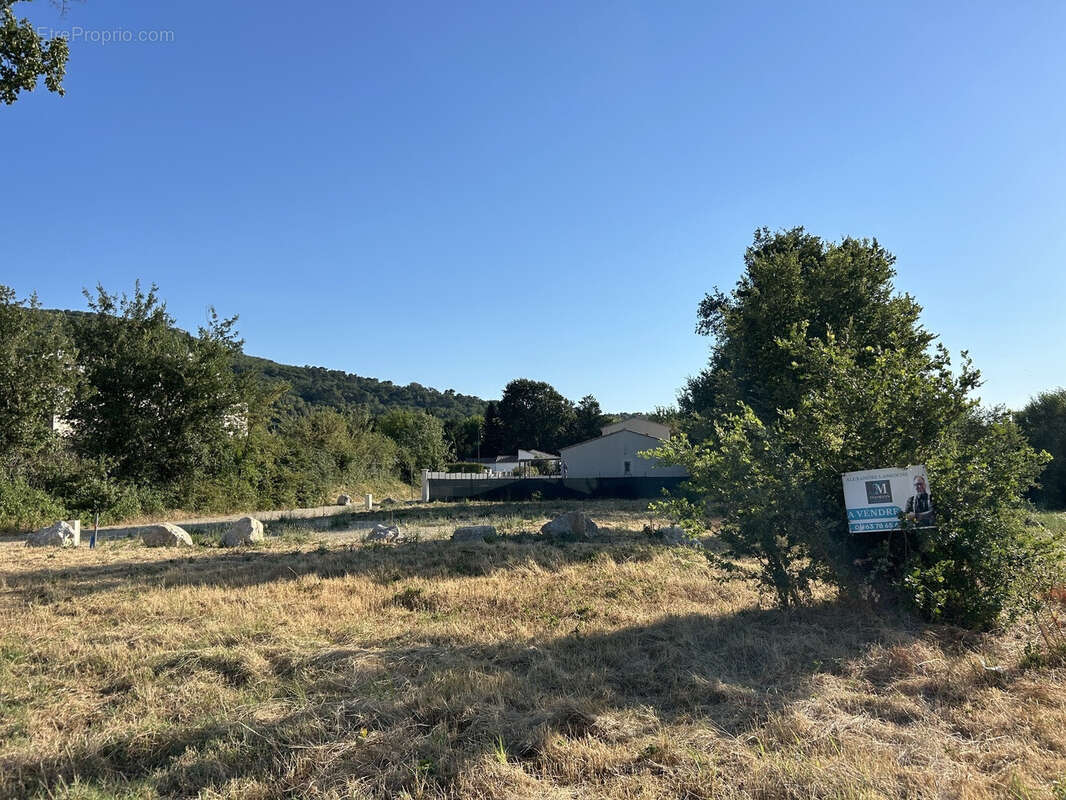 Terrain constructible de 551 m² sur ALLEINS - photo 2