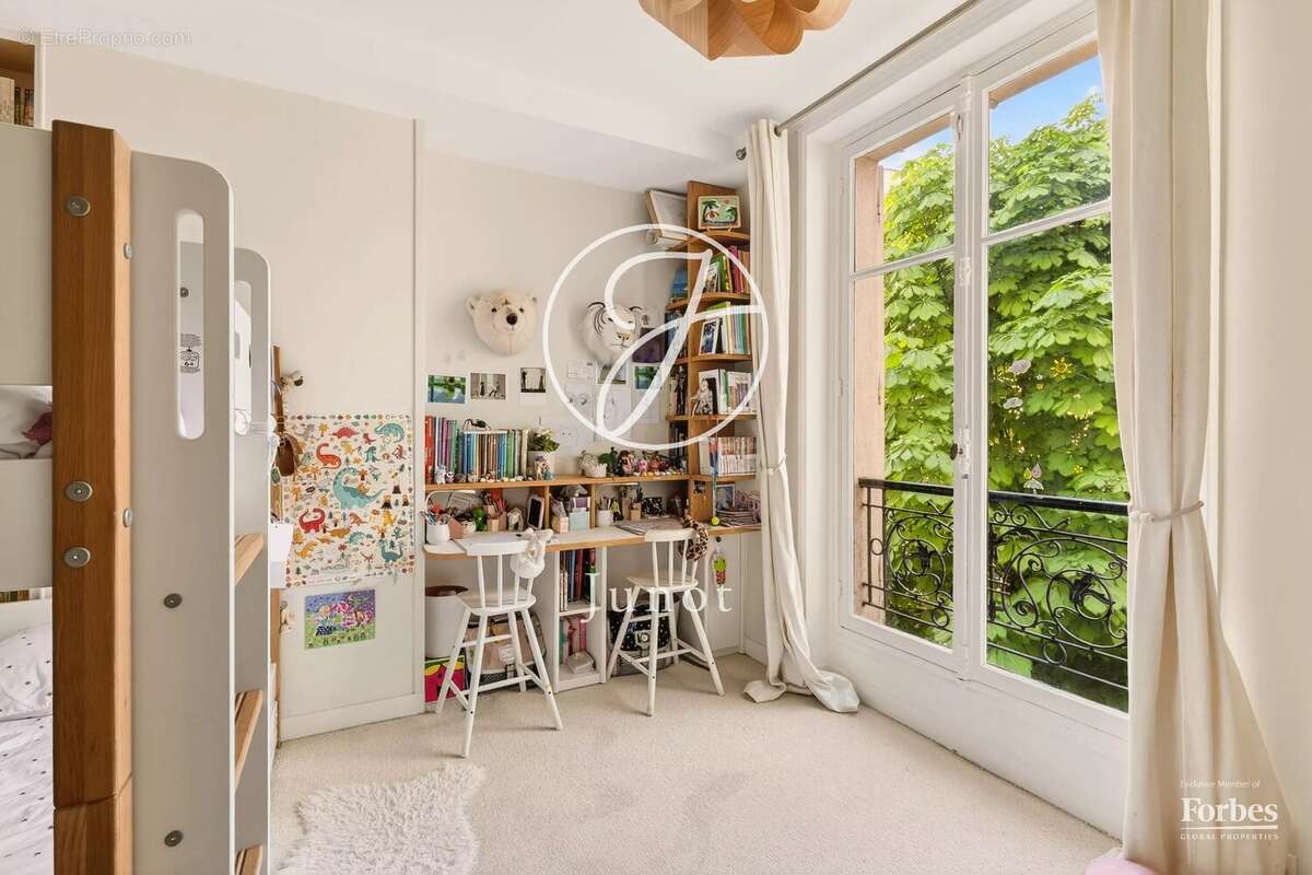 Appartement à PARIS-16E