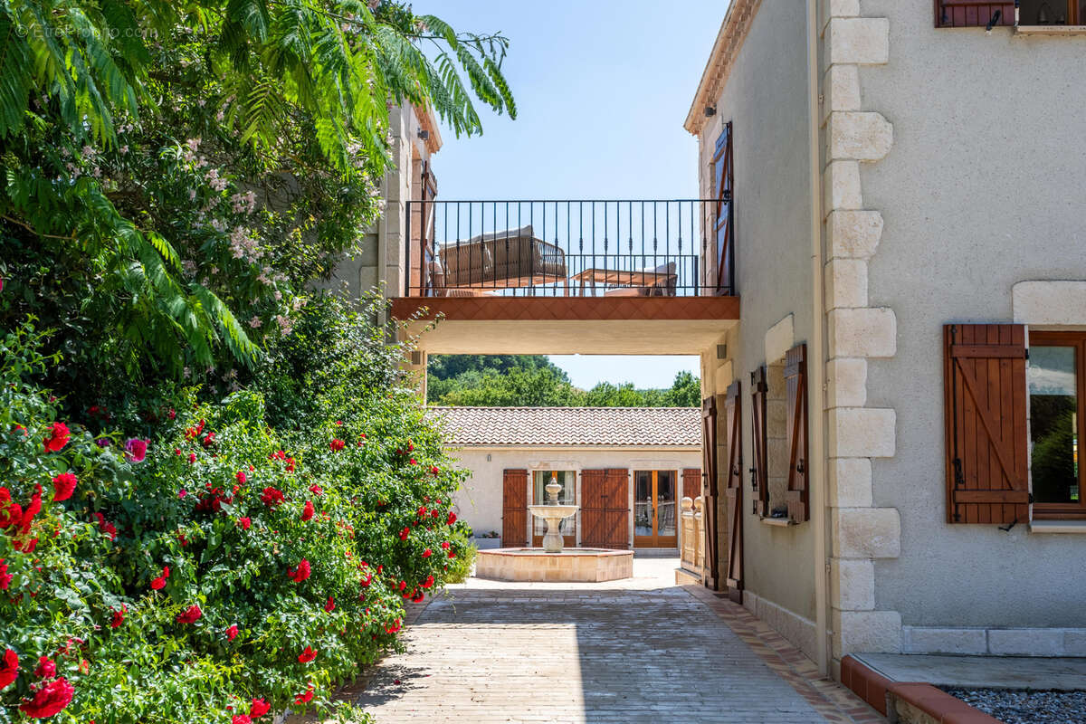 Stunning country property with guest annexes, garaging, pool and land - photo 13