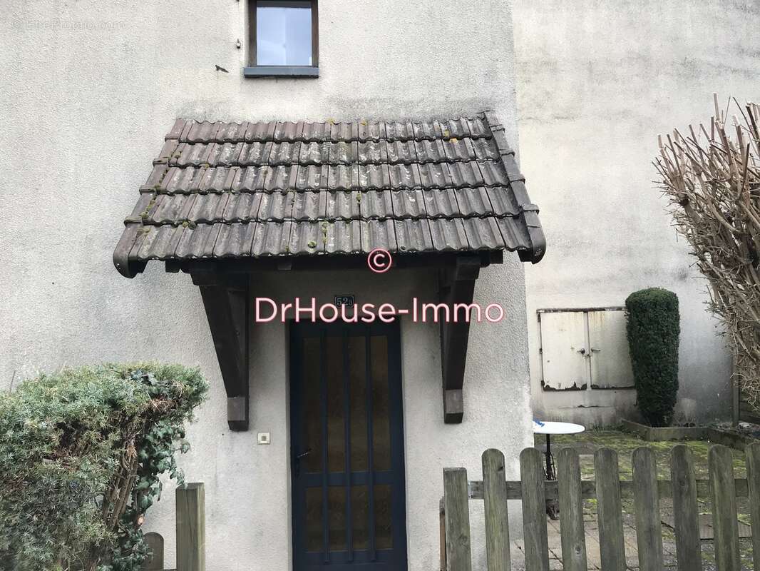 Appartement à COMBEAUFONTAINE