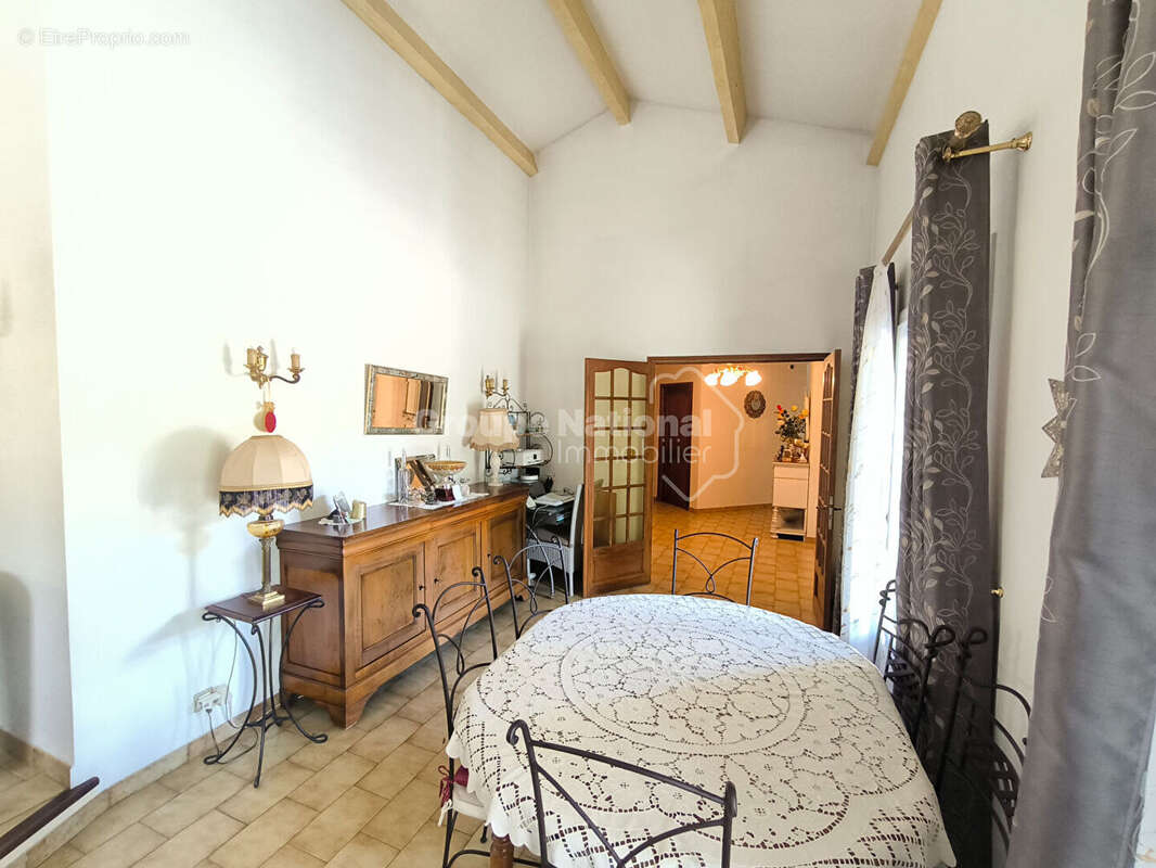 Maison de plain-pied 3 chambres avec piscine, garage, abri voitures sur parcelle constructible de 2826 m² - Loriol du Comtat - photo 9