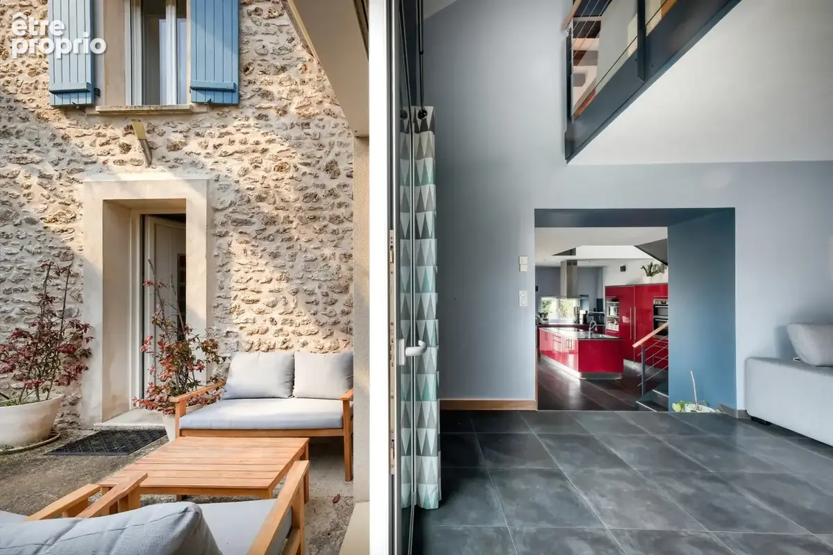 MAISON ANCIENNE PLEINE DE CHARME - 195m2 - 4 chambres + bureau - terrain clos de murs. - photo 2