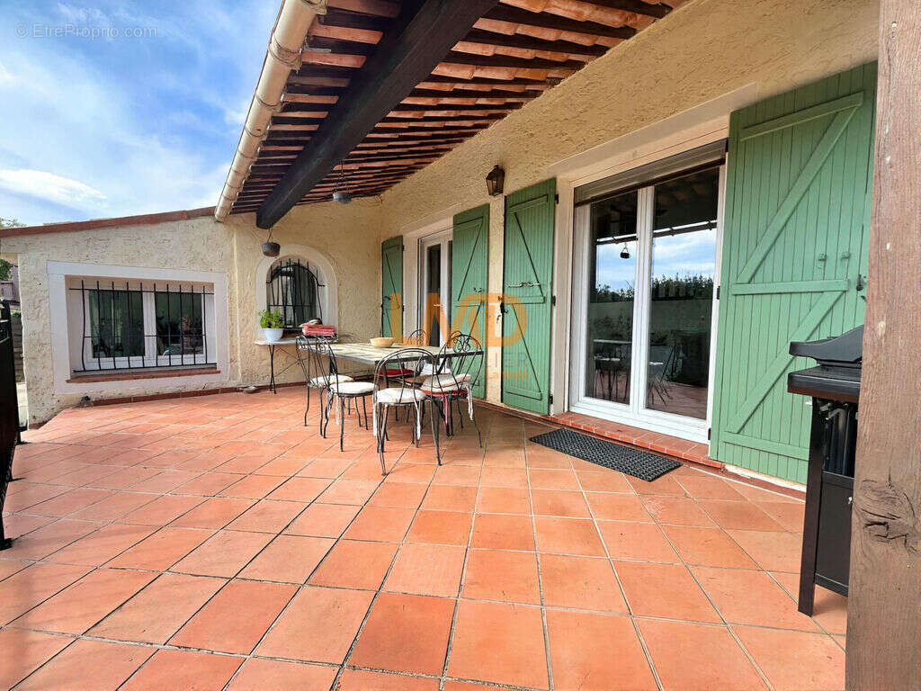 Flayosc – Villa piscine, vue dégagée et terrain de 2 700 m² - photo 4