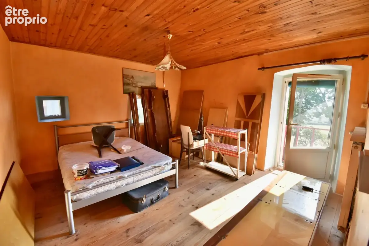 Un véritable petit fief en pierre, à l’abri des regards, offrant un cadre rare et un beau potentiel d’aménagement - photo 10