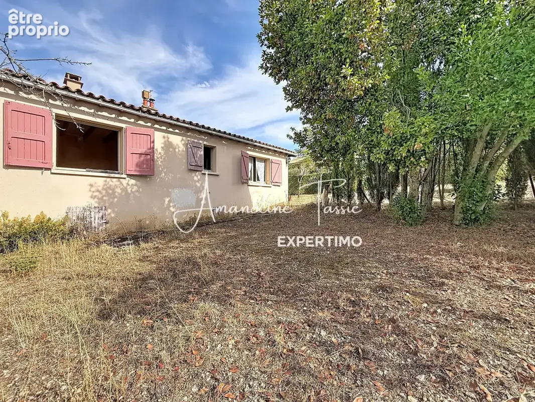 Au calme sur les hauteurs, une maison à rénover avec terrain constructible. - photo 3