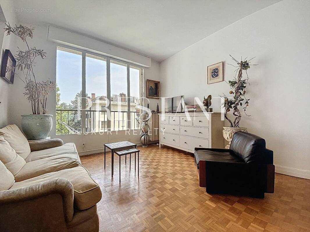 Appartement à NEUILLY-SUR-SEINE