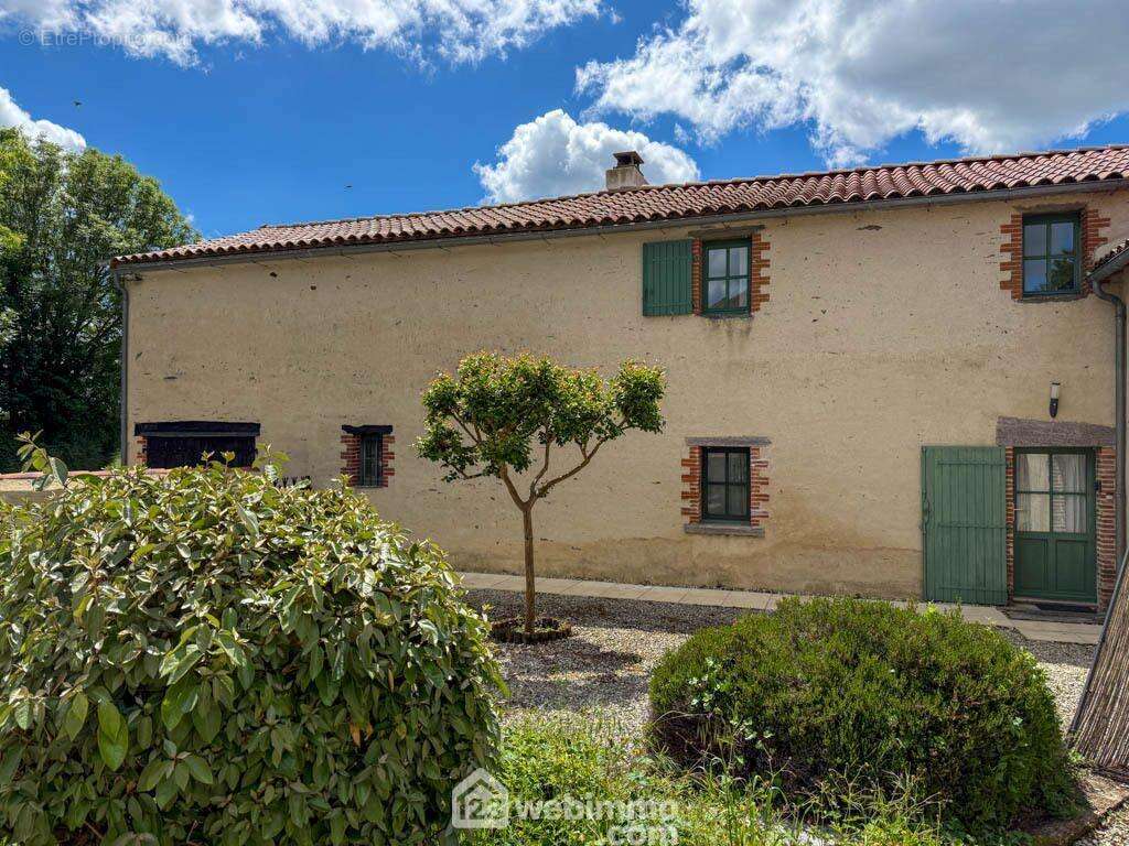 Comprenant , une maison de 160 m² : - Maison à POUZAUGES