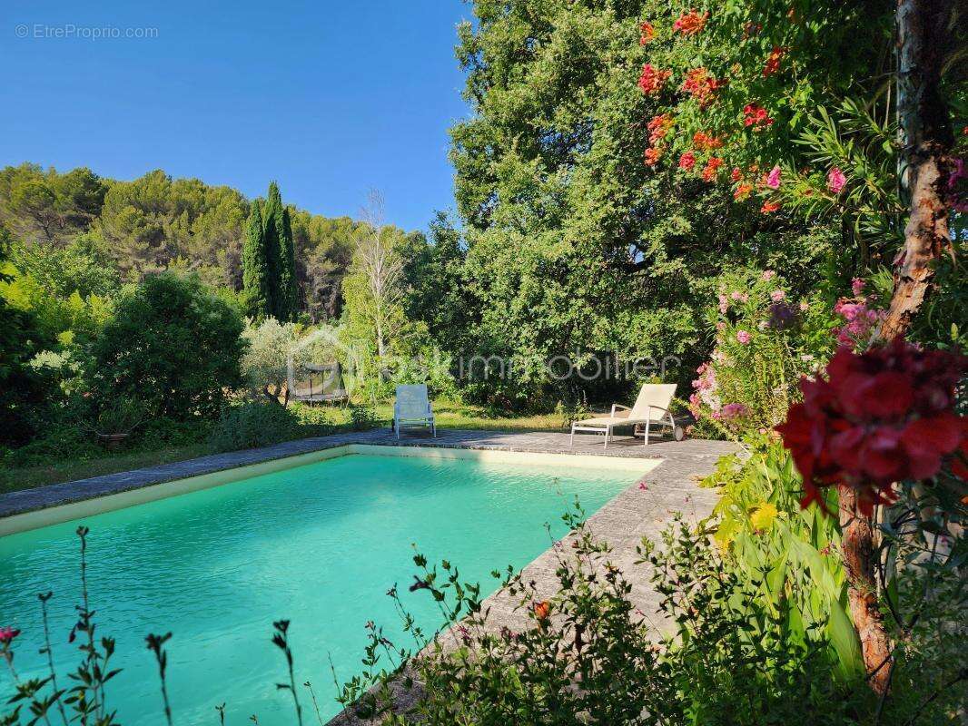 Batisse avec 5 chambres sur 3000m² de terrain avec piscine - photo 5