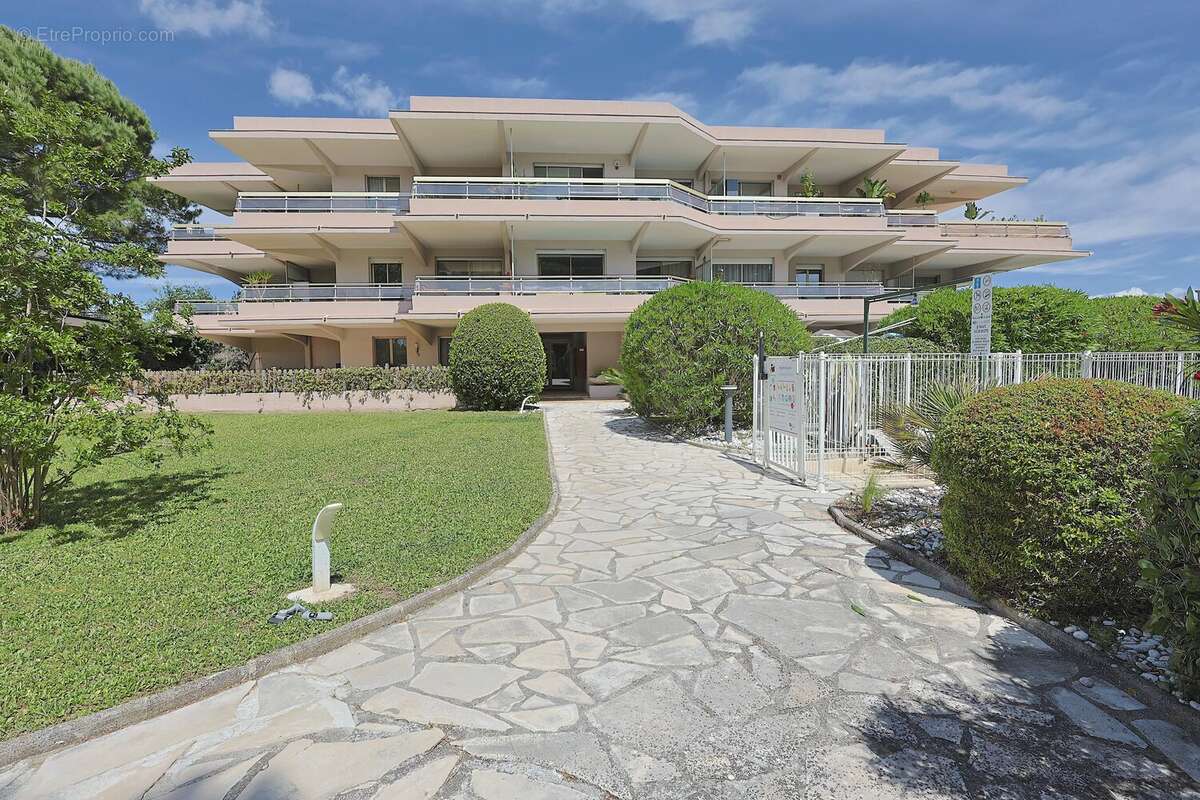 Rare à la vente – Superbe 2 pièces en rez-de-jardin avec 80 m² d’extérieur dans résidence de standing avec piscine - photo 15