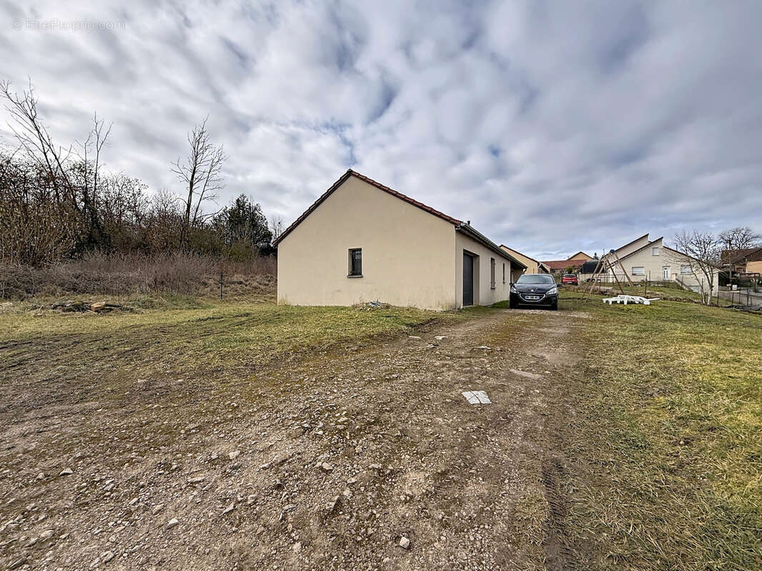 Maison à MIRECOURT