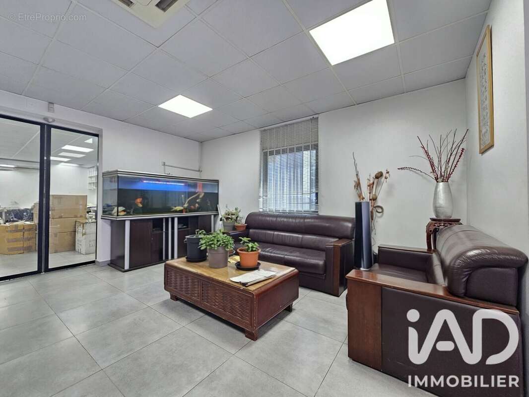 Commerce 1749 m² à La Courneuve  - photo 6