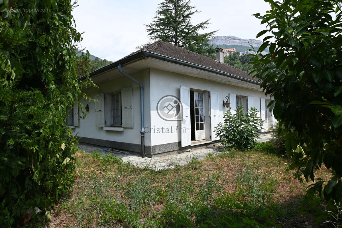 Corenc - Maison individuelle pleine de charme   165 m2   Terrain arboré d’environ 900 m2 - photo 2