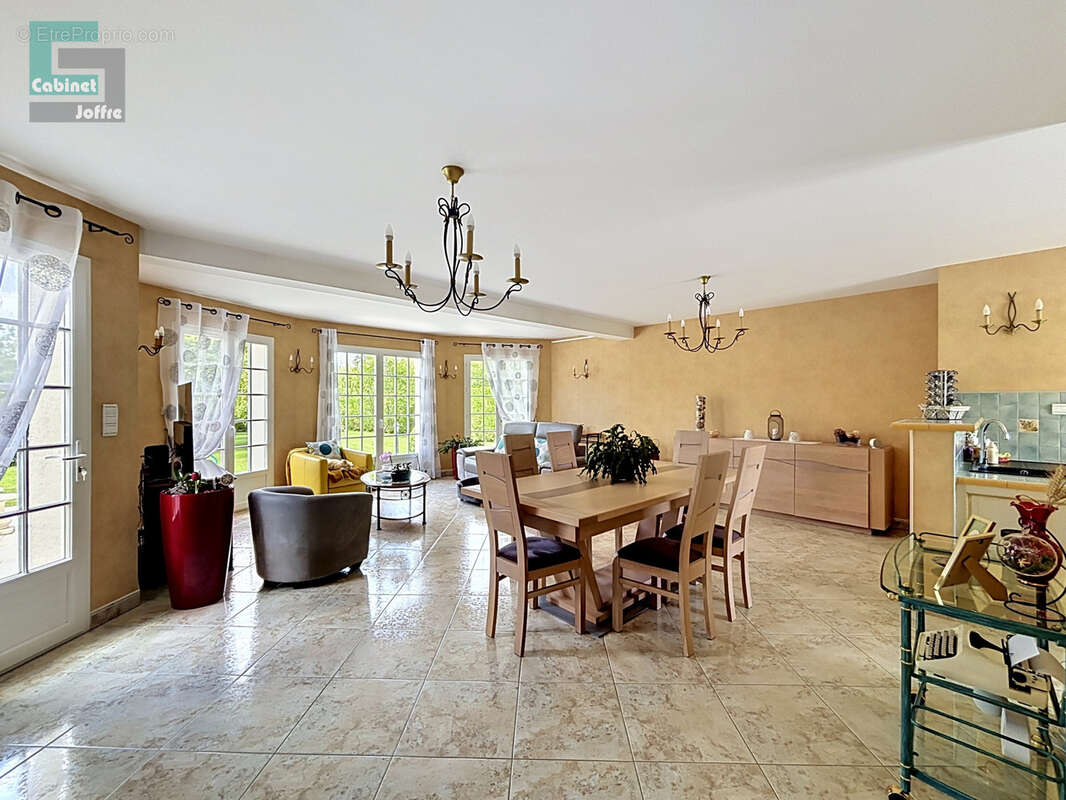 Maison à FONTAINE-LE-PORT