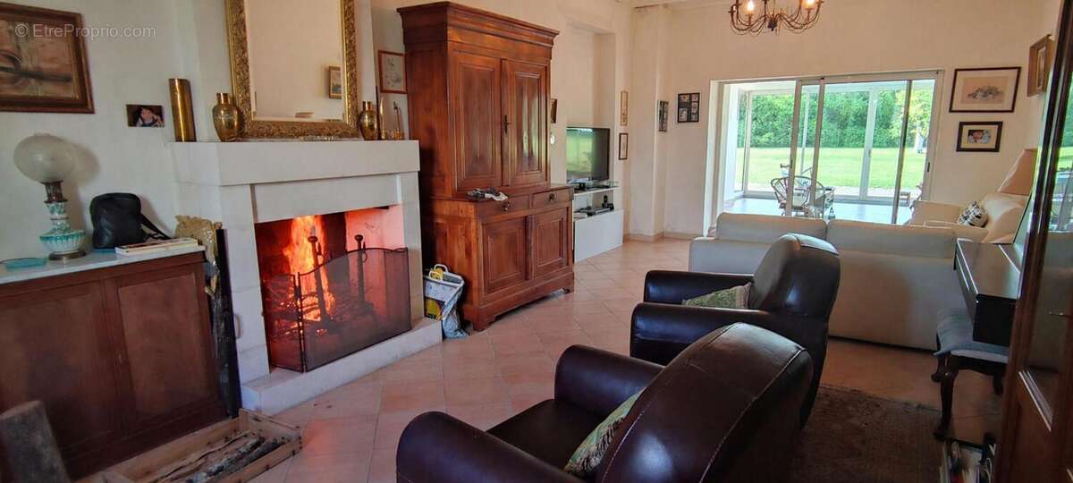 AUTHENTIQUE CHARENTAISE RENOVEE   3ch, veranda, 5000m2 de terrain, 2 garages - photo 4