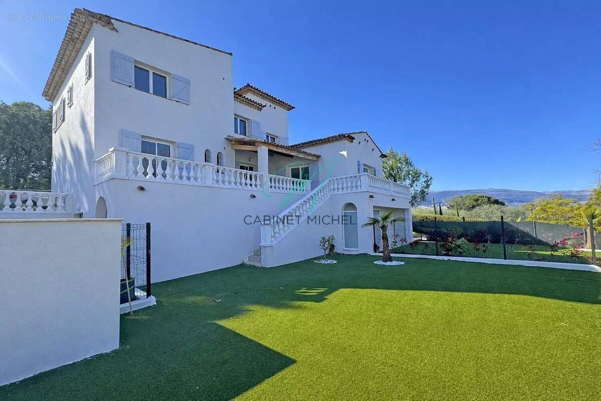 Appartement à LA ROQUETTE-SUR-SIAGNE