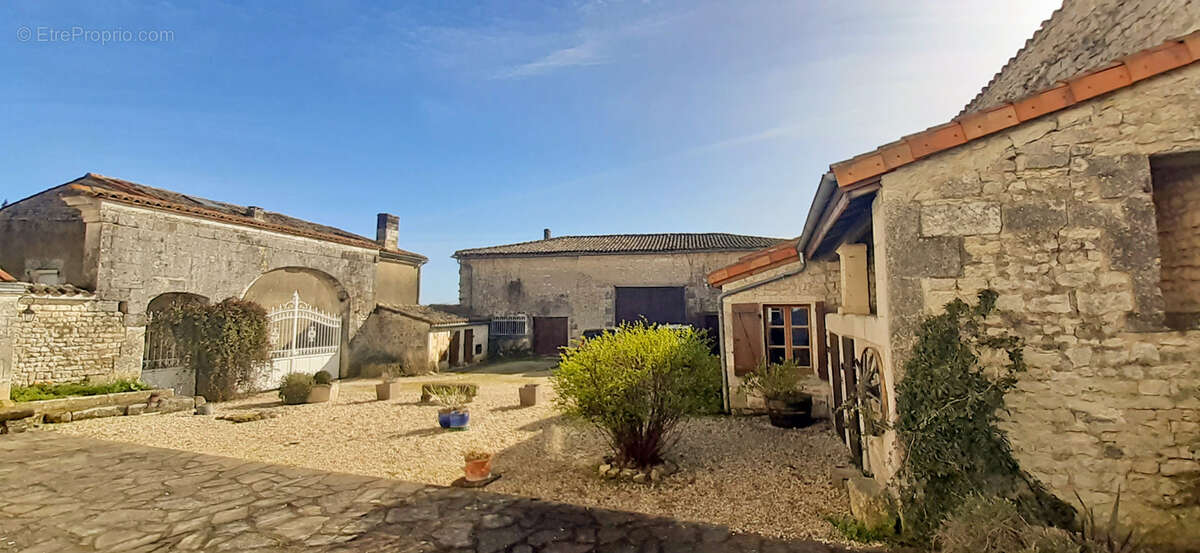 Maison à MONTIGNAC-CHARENTE