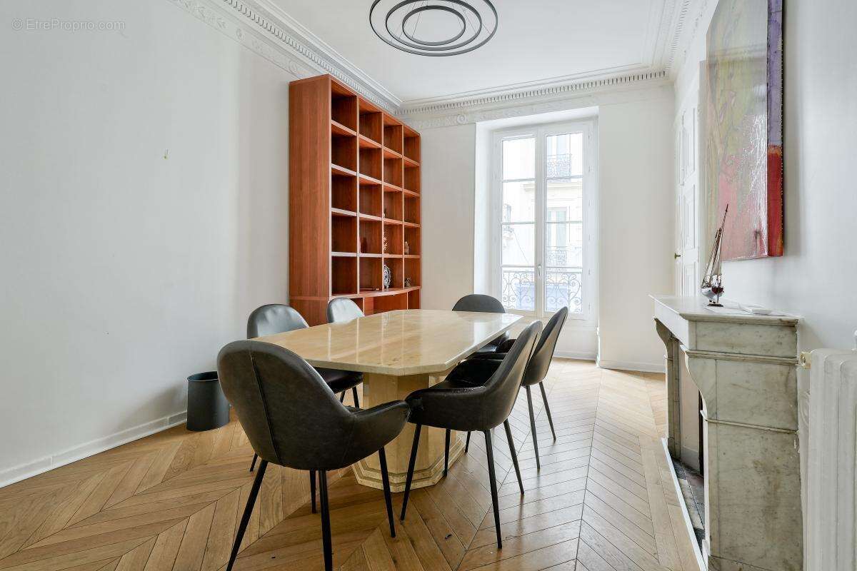 Commerce à PARIS-8E