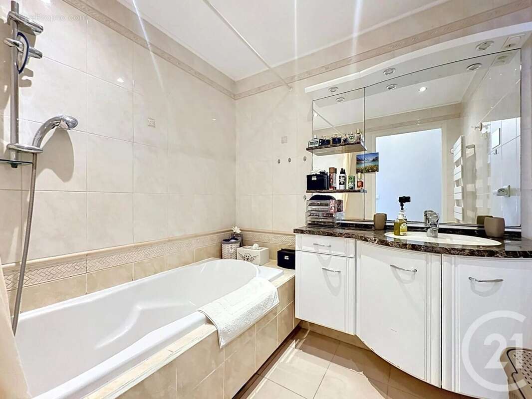 Appartement à MOUGINS