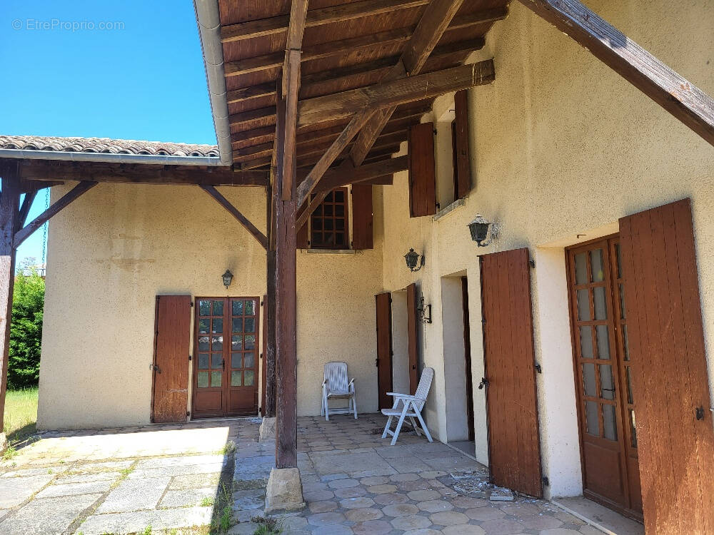 Maison à CRUZILLES-LES-MEPILLAT
