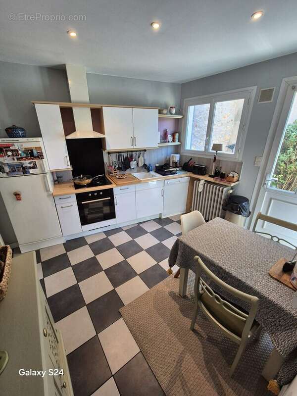 Cuisine aménagée et équipée, fonctionnelle et conviviale, avec coin repas et vue dégagée. - Maison à LAVAL