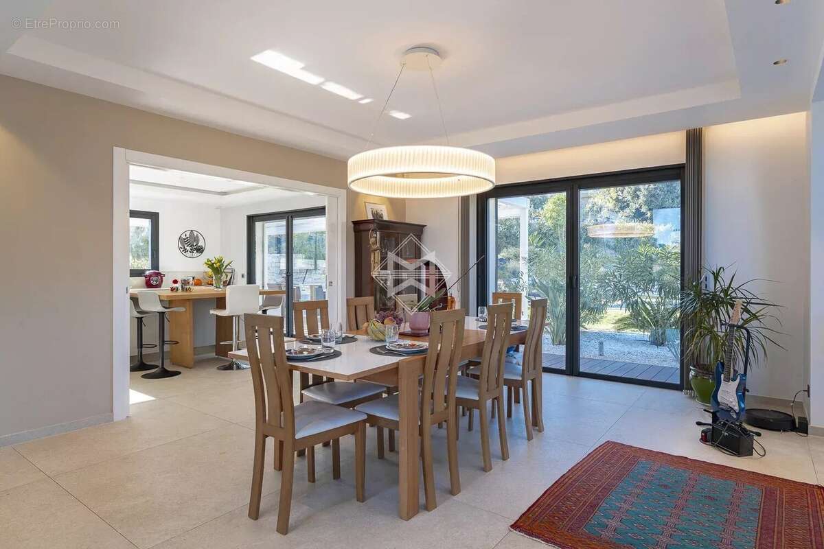 Maison à ROQUEFORT-LES-PINS