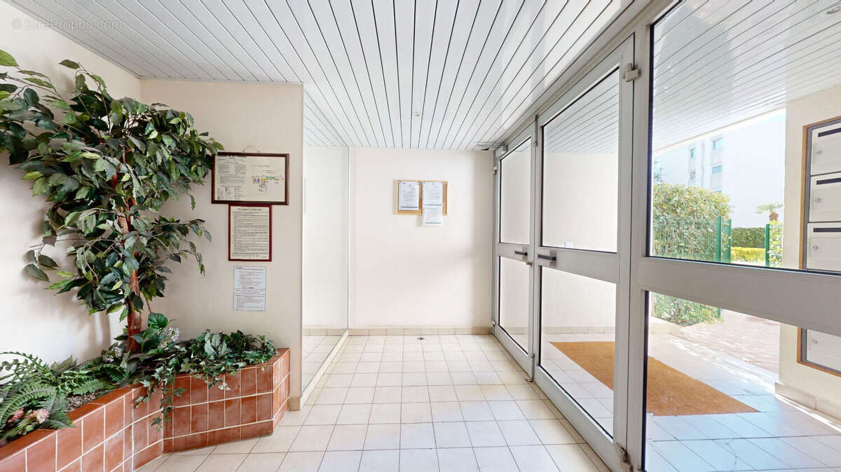 Appartement à SAINT-LAURENT-DU-VAR