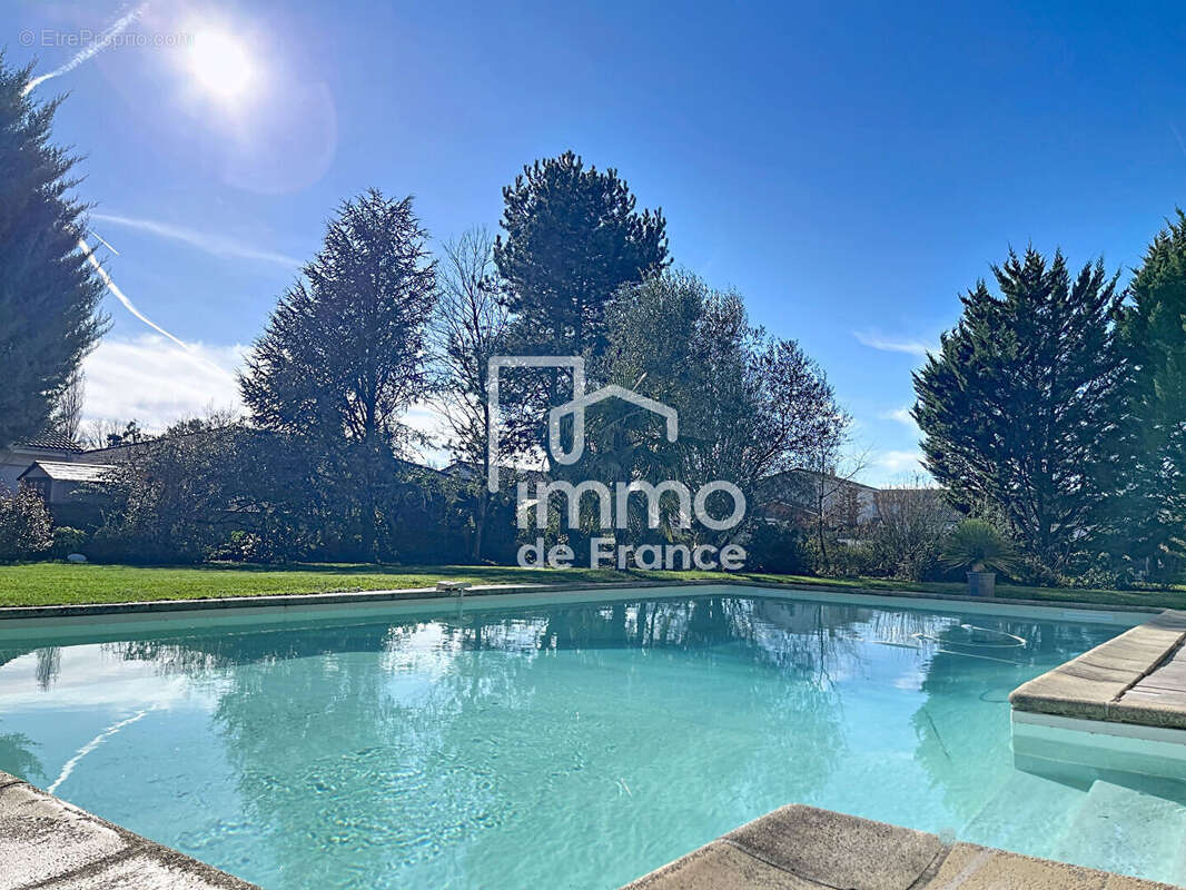 Maison familiale 5 chambres avec piscine sur terrain arboré de 2 000 m² - photo 9