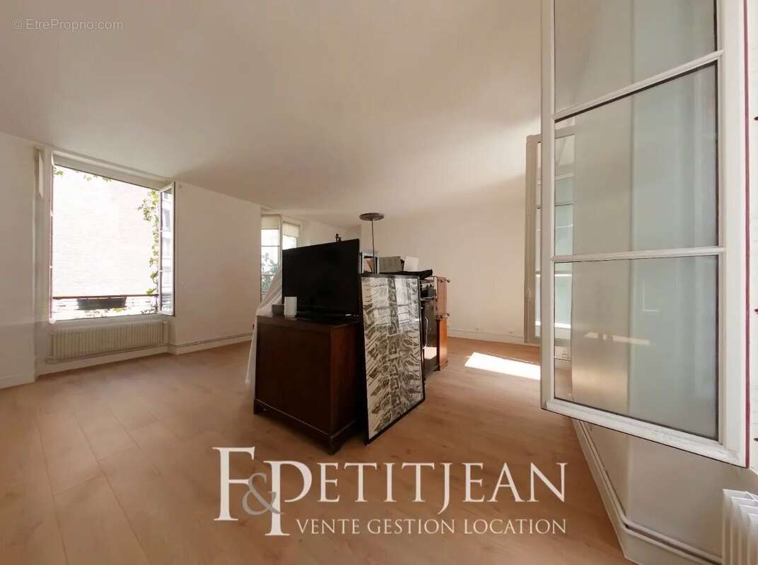 Appartement à PARIS-3E