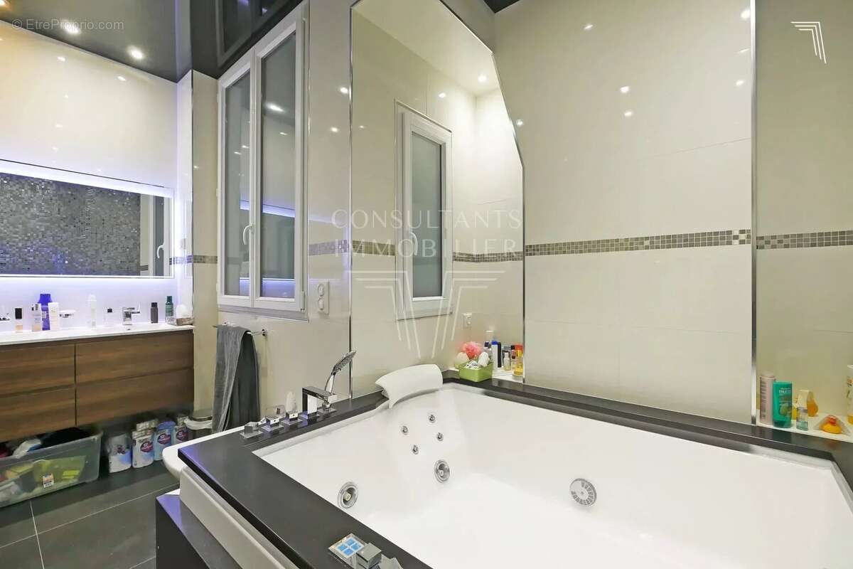 Appartement à NEUILLY-SUR-SEINE