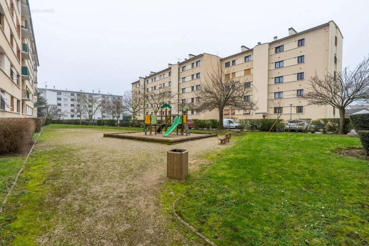 Appartement à LES CLAYES-SOUS-BOIS