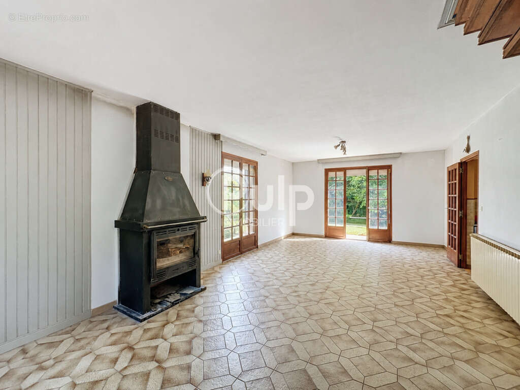 Grande maison familiale de 160 m² avec 6 chambres, terrain de 2 600 m² et sous-sol complet - photo 7