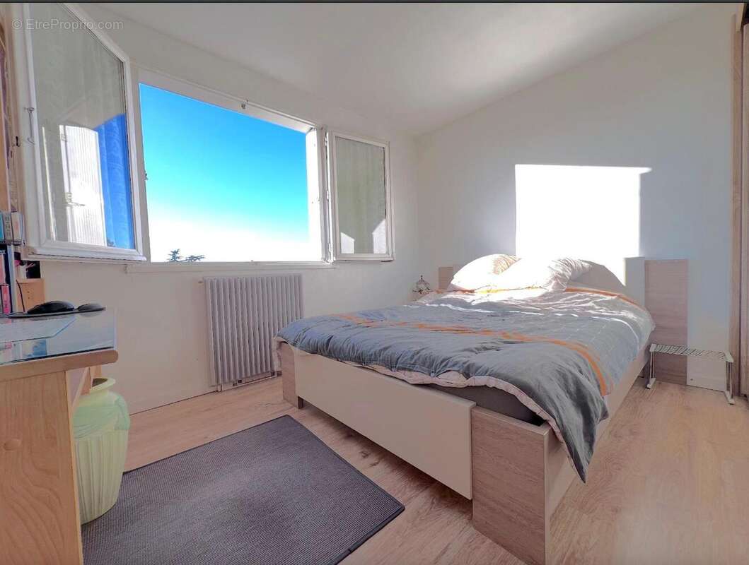   - Appartement à DECINES-CHARPIEU