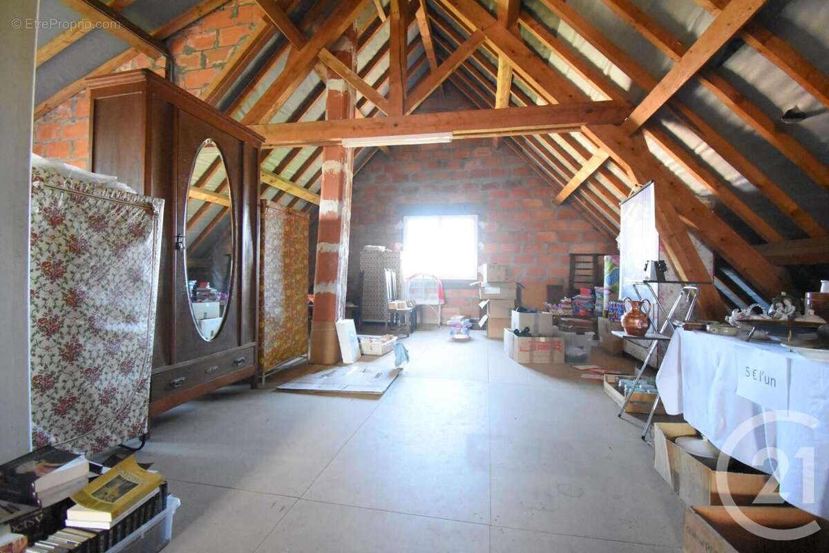 Maison à CREUZIER-LE-VIEUX